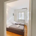 Micol's Place, Bright 2 Rooms, 2 Toilets, Near Metro, 80 Mq Lejlighed