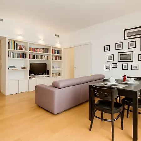 Micol's Place, Bright 2 Rooms, 2 Toilets, Near Metro, 80 Mq * Rom