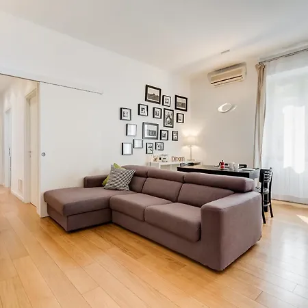Lejlighed Micol's Place, Bright 2 Rooms, 2 Toilets, Near Metro, 80 Mq