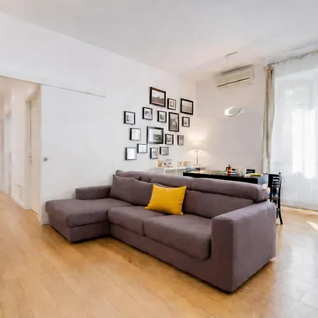 Micol's Place, Bright 2 Rooms, 2 Toilets, Near Metro, 80 Mq Rome