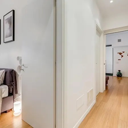 Apartment Micol'S Place, Bright Apt 2 Rooms, 2 Toilets, Near Metro, 80 Mq Rom