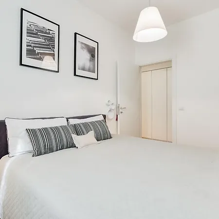 Apartment Micol'S Place, Bright Apt 2 Rooms, 2 Toilets, Near Metro, 80 Mq