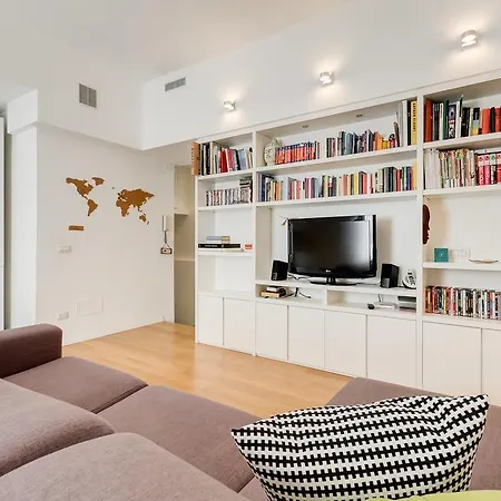 Apartment Micol'S Place, Bright Apt 2 Rooms, 2 Toilets, Near Metro, 80 Mq